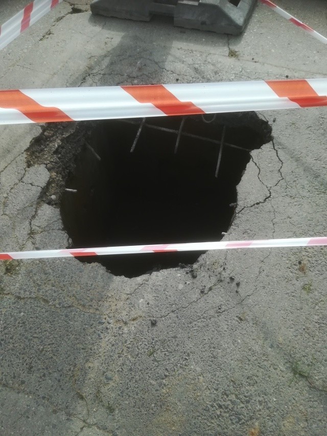 W Słupsku przy ulicy Ogrodowej zapadłą się jedna ze studzienek. W jezdni powstała ogromna dziura, która może narażać na niebezpieczeństwo użytkowników drogi. Z redakcją skontaktował się zaniepokojony jeden z naszych czytelników.