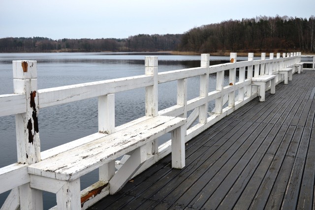 W związku z prowadzeniem prac remontowo-renowacyjnych w dniach od 29 maja do 14 czerwca urząd wprowadza zakaz korzystania z pomostów i promenady nad jeziorem Jeleń w Bytowie.