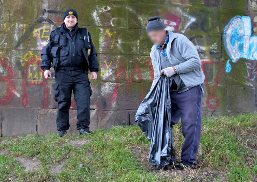 Osadzeni z Zakładu Karnego w Medyce sprzątają dzikie...