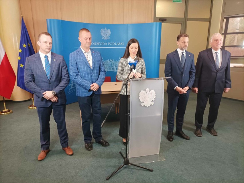 Wojewoda podlaski Jacek Brzozowski (drugi z prawej) podpisał...