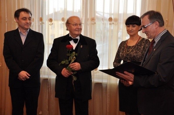 Burmistrz Jerzy Pasek (z prawej) wręczył jubilatowi list...