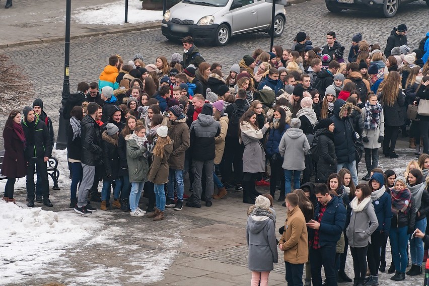 Jubileuszowy Polonez sądeckich maturzystów przed ratuszem