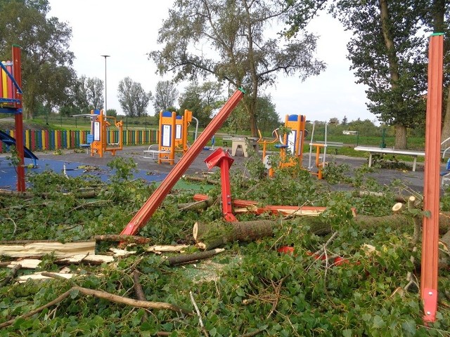 Poniedziałkowa wichura powaliła wiele drzew w gminie Kruszwica. Przewróciły się one również na plac zabaw przy ulicy Lipowej. "Obiekt ten został wyłączony z użytkowania do czasu wykonania niezbędnych napraw" - informują urzędnicy z kruszwickiego ratusza.