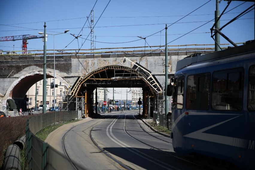 Kraków. Postępują prace związane z budową wiaduktu nad ulicą Grzegórzecką. Powstała już krążyna [ZDJĘCIA]