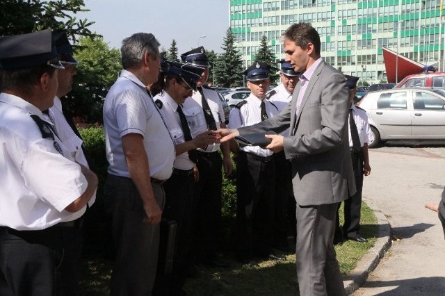Marszałek województwa Adam Jarubas przekazał kluczyki druhom i wójtowi Tadeuszowi Sułkowi.