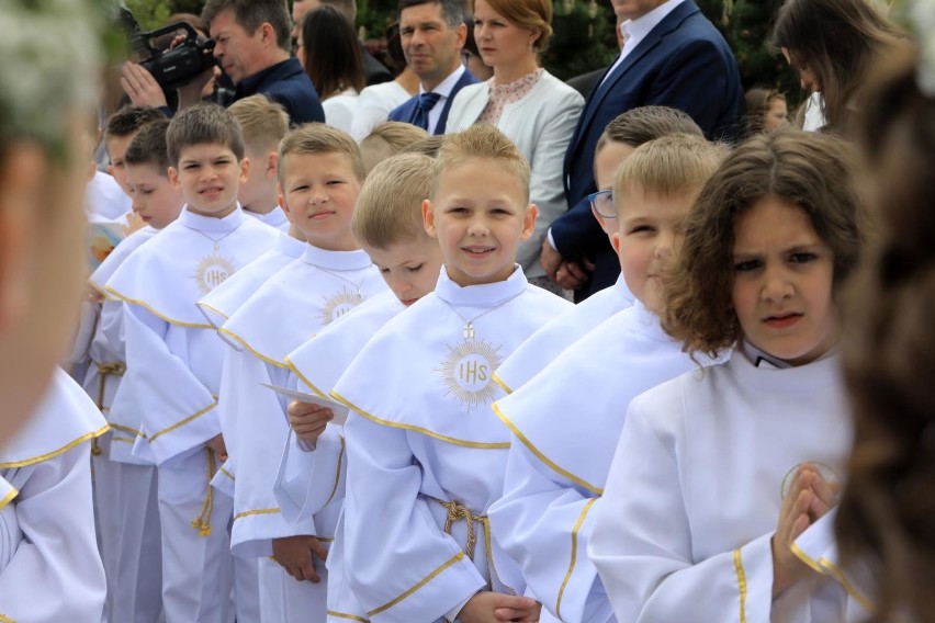 Pierwsza Komunia Święta i wczesna Komunia tylko dla pojedynczych rodzin. Msze komunijne także w tygodniu. Nowe wytyczne abp. Wiktora Skworca