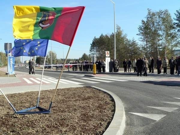 Podczas uroczystego otwarcia przy drodze powiewały flaga miejska i unijna.