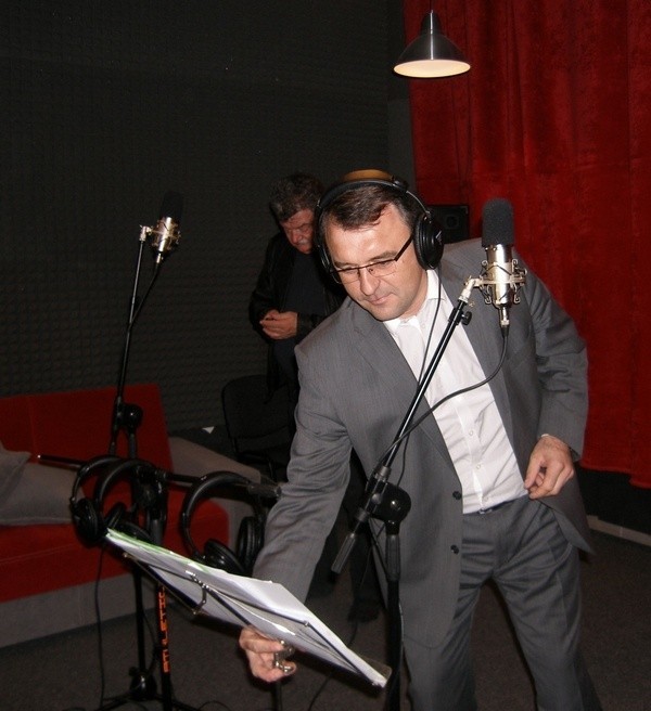 Piotr Żołądek podczas pracy w studio nagraniowym