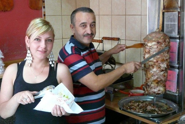 Pani Aleksandra i pan Raouf z restauracji "Habibi&#8221;, podczas przygotowywania kebabu.