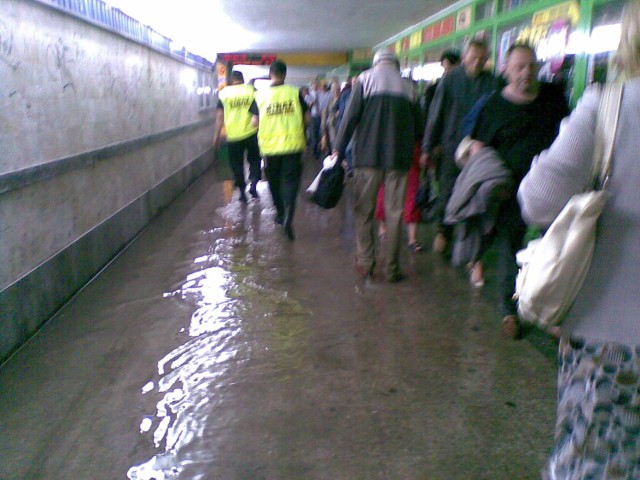 To zdjęcie przesłał nam czytelnik. Zalane przejście podziemne pod dworcem kolejowym w Radomiu.