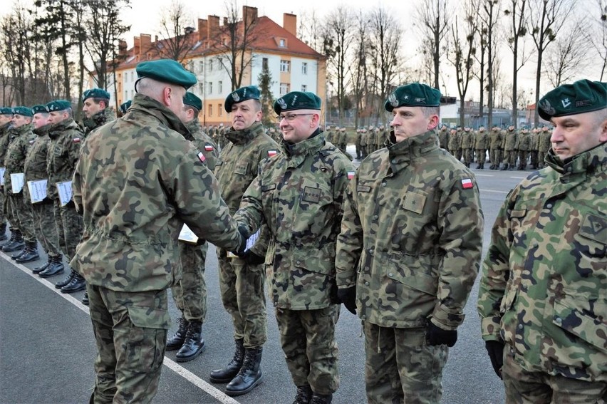 Uroczystą zbiórką z udziałem sztandaru jednostki, kompanii...