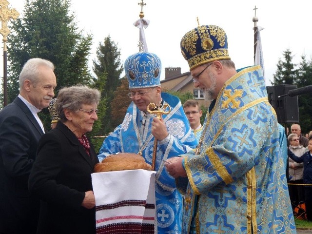 Wierni kościoła greckokatolickiego z terenów Polski zachodniej odbyli w miniony weekend dwudniową pielgrzymkę do Białego Boru. Ich celem był udział w obrzędach odpustowych, a zwłaszcza wspólna modlitwa podczas Boskiej Liturgii.Grekokatolicy zamieszkujący tereny Polski to członkowie Ukraińskiej Cerkwi Kościoła Greckokatolickiego. Jest to wspólnota tradycji wschodniej, całkowicie autonomiczna i niezależna, pozostająca jednak w pełnej jedności z Rzymem i uznająca zwierzchność papieża. Jej wyznawców szacuje się na trzy miliony wiernych na Ukrainie i około pięciu i pół miliona poza jej granicami, w tym także w Polsce. W minioną sobotę i niedzielę około trzech tysięcy z nich, zgromadziło się w Białym Borze, aby najpierw celebrować „Welyka Weczirnia z Lytieju”, czyli nieszpory z błogosławieństwem chleba, pszenicy, oliwy i wina, a następnie wziąć udział w uroczystej Eucharystii, której przewodzili abp Eugeniusz Popowicz, metropolita przemysko-warszawski oraz bp Włodzimierz Juszczak, ordynariusz diecezji wrocławsko-gdańskiej. Dla wszystkich wiernych był to czas duchowej refleksji, wyciszenia oraz oczyszczenia duszy z grzechów poprzez przystąpienie do spowiedzi.W tym roku poza wymiarem czysto religijnym, odpust stał się również okazją do świętowania kilku ważnych jubileuszy. Były to: 60-lecie ustanowienia parafii greckokatolickiej pw. Narodzenia Przenajświętszej Bogurodzicy w Białym Borze, 20-lecie konsekracji tamtejszej cerkwi oraz siedemdziesiąta rocznica akcji „Wisła” w wyniku której część społeczności ukraińskiej trafiła na ziemie zachodniopomorskie.