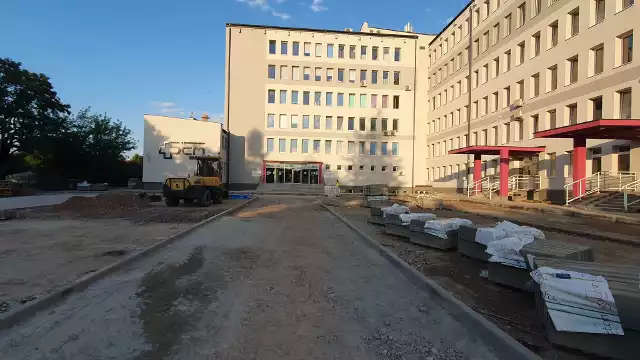 Na zewnątrz budynku Powiatowego Centrum Medycznego w Grójcu wykonywane są kolejne prace modernizacyjne.