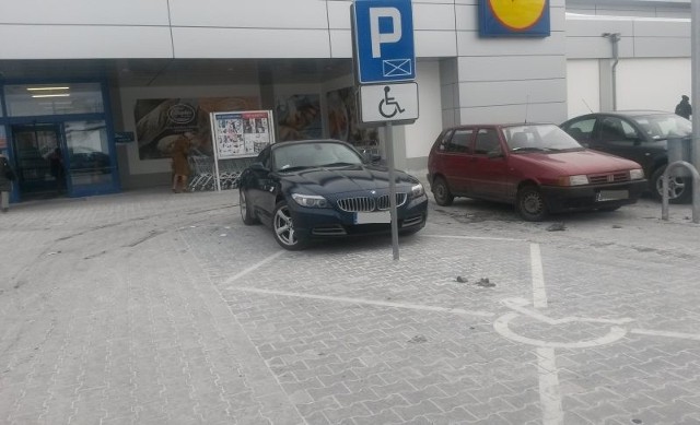Sportowe BMW według Internauty nie miało żadnych oznak, by poruszała się nim osoba uprawniona do parkowania w tym miejscu.