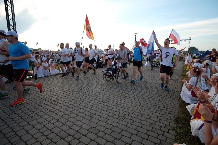 Lednica 2016: Tysiące młodych modli się przed Bramą-Rybą