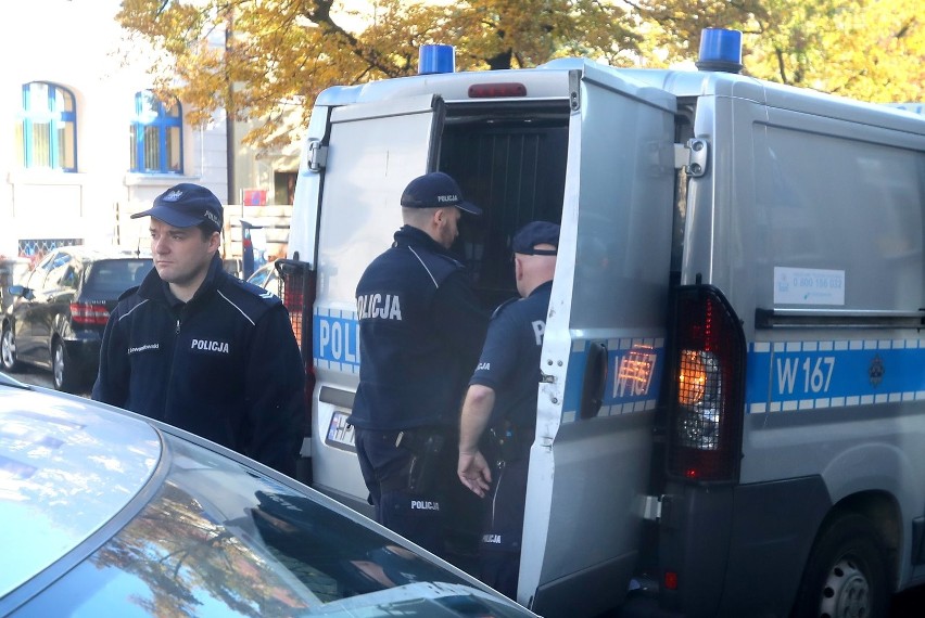 Atak siekierą w sądzie w Szczecinie! Mężczyzna miał kanistry z benzyną. Ranny strażnik [WIDEO]