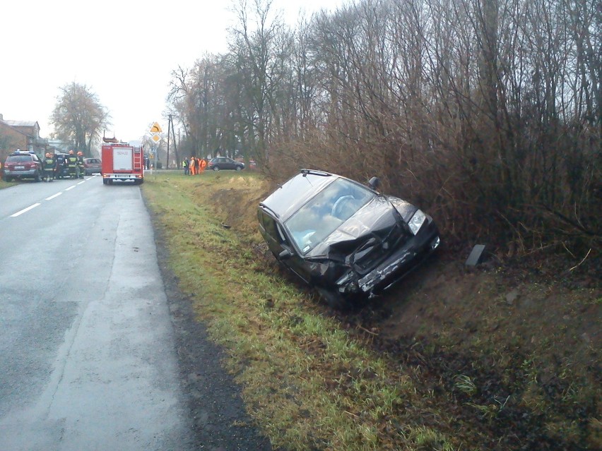 Wypadek koło Uniejowa. Renault zderzyło się ze skodą. Pięć osób poszkodowanych [ZDJĘCIA]
