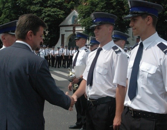 Starosta Piotr Pośpiech gratulował policjantom w imieniu mieszkańców powiatu. Na zdjęciu st. sierżant Bartłomiej Dominik (z lewej) oraz st. posterunkowy Martin Meryk.