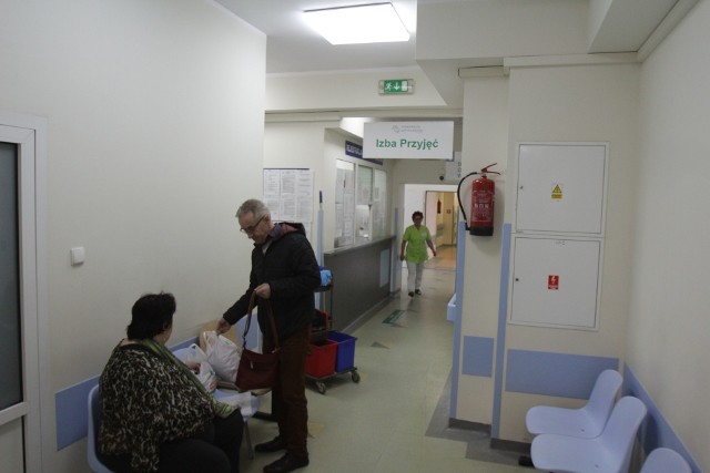 Prokuratura Regionalna w Katowicach, która prowadzi śledztwo w sprawie śmierci 39-letniego mężczyzny w izbie przyjęć Sosnowieckiego Szpitala Miejskiego, zna już wyniki sekcji zwłok zmarłego. Śledczym udało się także przejrzeć zapis monitoringu szpitalnego.