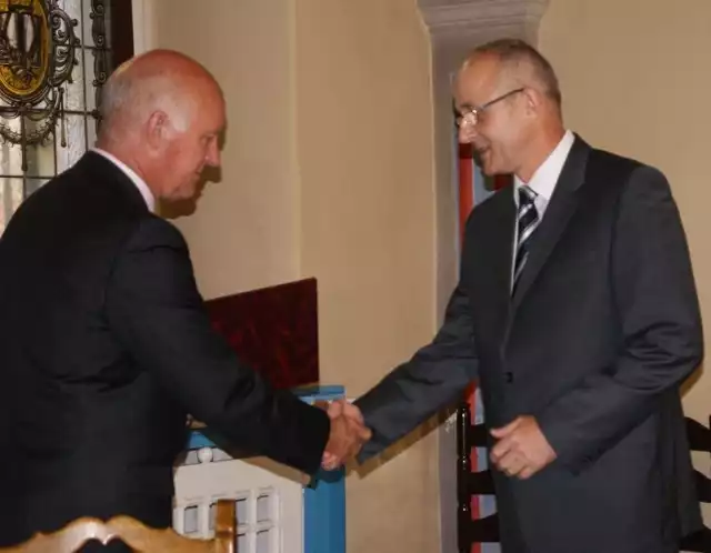 Cezary Darłak ( z prawej) przyjmuje akt nominacji do Roberta Malinowskiego, prezydenta Grudziądza na pięcioletnią kadencję dyrektora SP nr 18