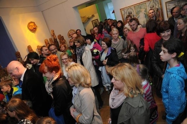Muzea w regionie radomskim każdego roku przygotowują mnóstwo atrakcji dla mieszkańców. Prawdziwe tłumy oglądają wystrój placówek. Co przygotowano w tym roku? Sprawdźcie na kolejnych slajdach.