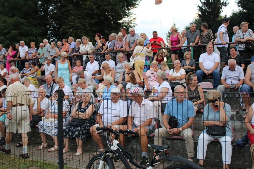 Tłumy na występie Sławomira podczas dożynek w Kunowie. Artysta rozgrzał publiczność prawie do czerwoności