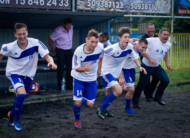 Sokół Sieniawa fetował awans do III ligiSokół Sieniawa (białe koszulki) pokonał na wyjeździe Stal Nową Dębę 3-0. Po tym zwycięstwie goście fetowali awans do trzeciej ligi.