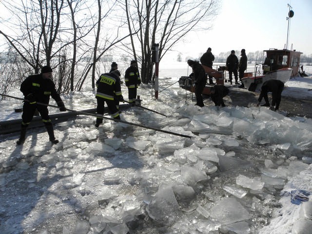 Żołnierze i strażacy skuwają lód na Gople