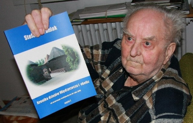 Stefan Cyraniak ma 87 lat, w Międzyrzeczu mieszka od końca 1945 r. Był dyrektorem Zespołu Szkół Ekonomicznych, jest autorem licznych publikacji na temat historii Ziemi Międzyrzeckiej.