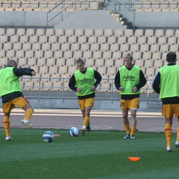 Piłkarze Korony w Hiszpanii mieli jedynie czas na treningi i sparingi. Na zdjęciu trening na Stadionie Olimpijskim w Sewilli przed sparingiem z austriackim SV Mattersburg.