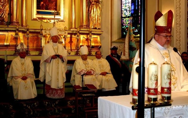 Mszę odprawiało dwóch biskupów i kilku infułatów