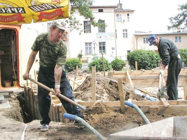 Obiekt powstaje na skwerze pomiędzy pocztą a sklepem Lewiatan. Drewniana budowla czeka już na montaż w jednej z firm w podmiasteckim Węglewie.