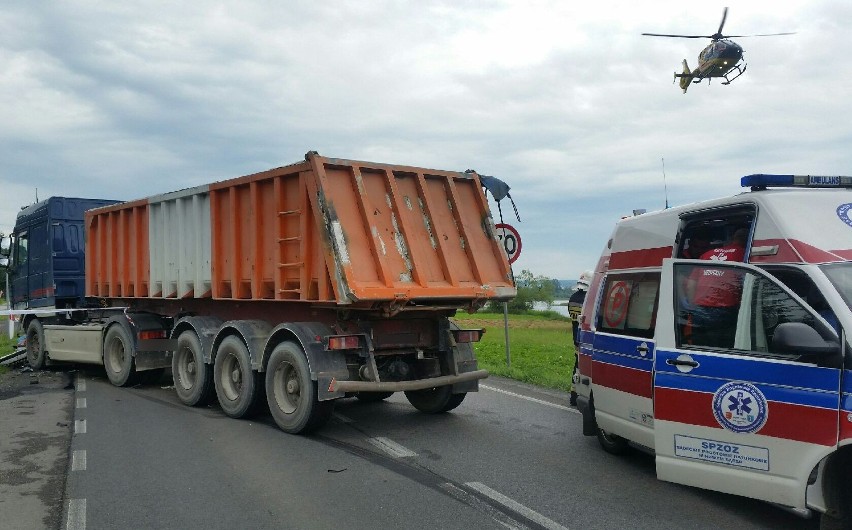 Wypadek w Czchowie, samochód osobowy zderzył się czołowo z ciężarówką. Dwie osoby i dwa psy ranne, droga zablokowana, są objazdy