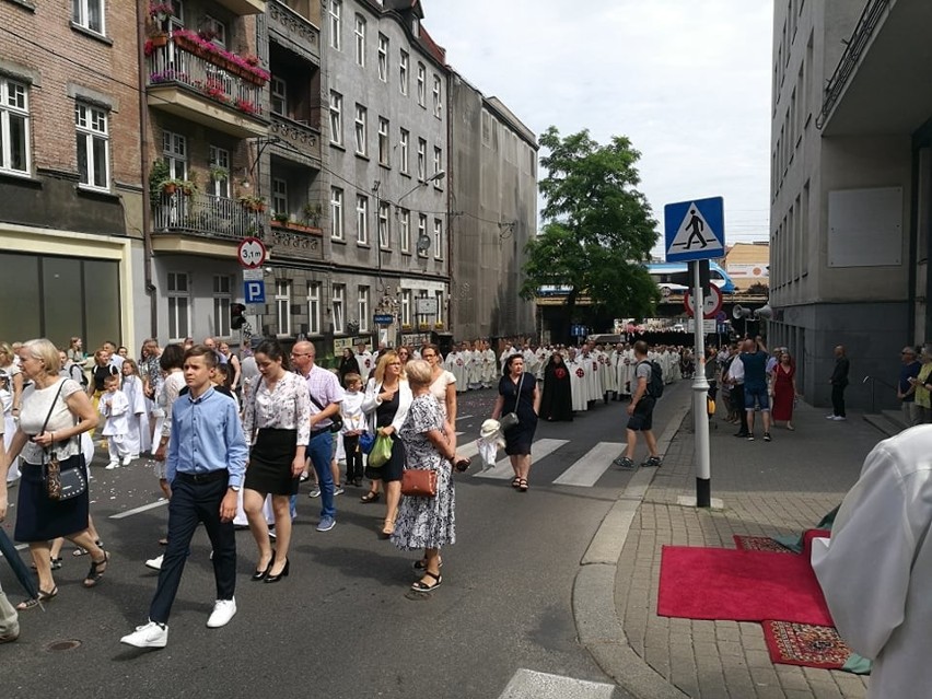 Przez centrum Katowic przeszła procesja Bożego Ciała