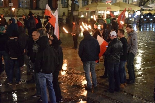 Protestowali przeciwko przyjmowaniu uchodźców do Polski [ZDJĘCIA, WIDEO]