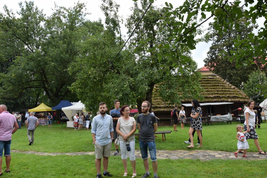 Szymbark. XV Panorama Kultur. W skansenie głośno gra muzyka, jest mnóstwo ludzi, są stoiska z rękodziełem, gospodynie częstują pysznościami