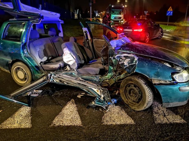 Strażacy użyli sprzętu hydraulicznego, by pomóc wydostać się z pojazdu