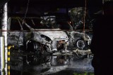 Pożar na Wyżynach w Bydgoszczy. Zapalił się samochód na parkingu przy ul. Węgierskiej. Płomienie objęły sąsiadujące z nim auta