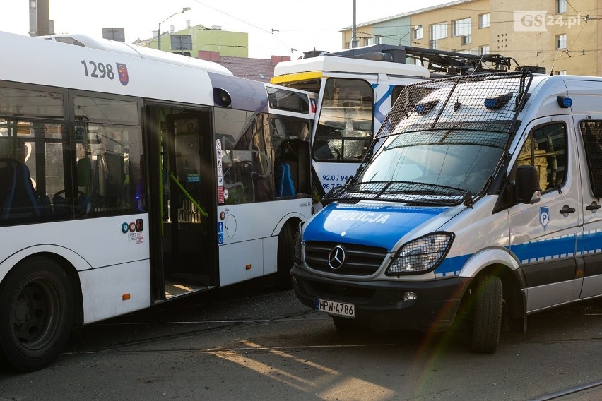 Wypadek na Bramie Portowej: zderzenie tramwaju z autobusem,...