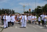 Wiereni dopisali w procesji Bożego Ciała na Ślichowicach w Kielcach. Poprowadził ją biskup pomcniczy Marian Florczyk. Zobaczcie zdjęcia 