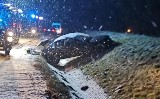 Wypadek w Stawiszycach. Auto w rowie podczas śnieżycy. Gdzie był kierowca?
