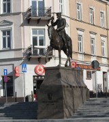 Mężczyzna spadł z pomnika Józefa Piłsudskiego w Kielcach. Stracił przytomność