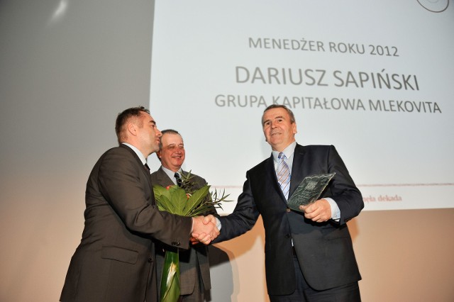 10 kandydatów do tytułu Menedżera Roku 2013Menedżer Roku 2012 Dariusz Sapiński (z prawej) odbiera gratulacje z rąk Grzegorza Rzemka, dyrektora ds. korporacyjnych w ING Banku Śląskim w Białymstoku. W środku Piotr Wąsikowski, redaktor naczelny „Kuriera Porannego”