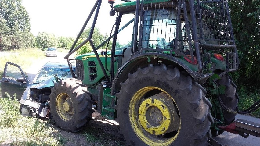 Gmina Wiślica. Groźne zderzenie z ciągnikiem, dwie osoby ranne