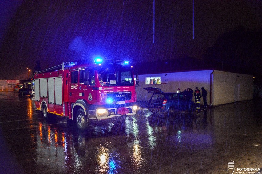 Pożar samochodu w Tarnobrzegu. Strażacy w akcji