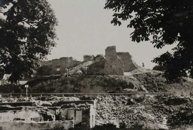 Zdjęcie wykonane około 3 miesiące po wysadzeniu zamku w Nowym Sączu