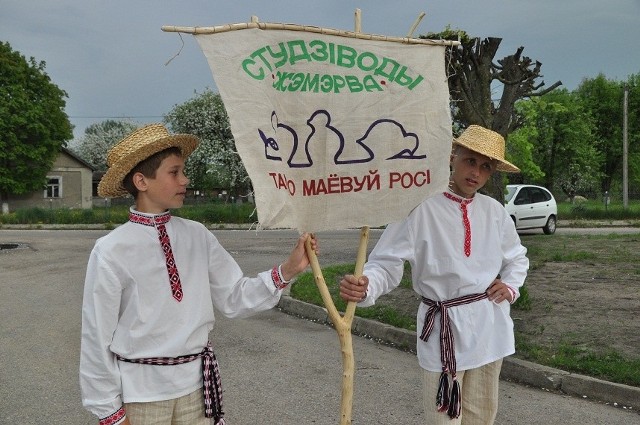 Rozśpiewany korowód przemaszerował ulicami wsi w gminie Orla i Czyże