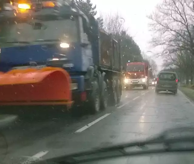 W piątek, 18 grudnia przed godz. 10 na drodze między Konotopem a Lipinami ok. 1,5 km za Lubięcinem samochód osobowy wpadł w poślizg i uderzył w przydrożne drzewa.