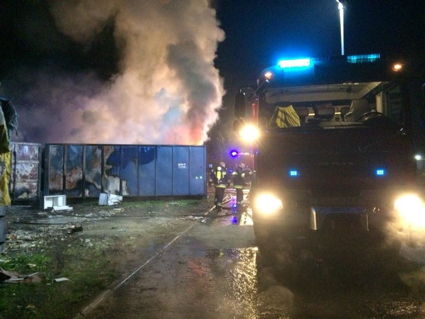 Nocny pożar na wysypisku. Akcja trwała wiele godzin [ZDJĘCIA]