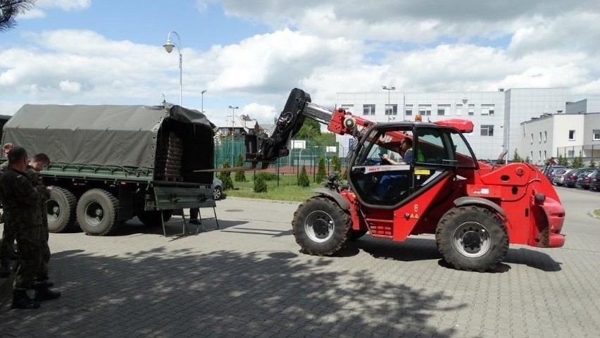 Ostrołęka. Żywność dla potrzebujących rodzin trafiła do Miejskiego Ośrodka Pomocy Rodzinie w Ostrołęce. 25.05.2021. Zdjęcia